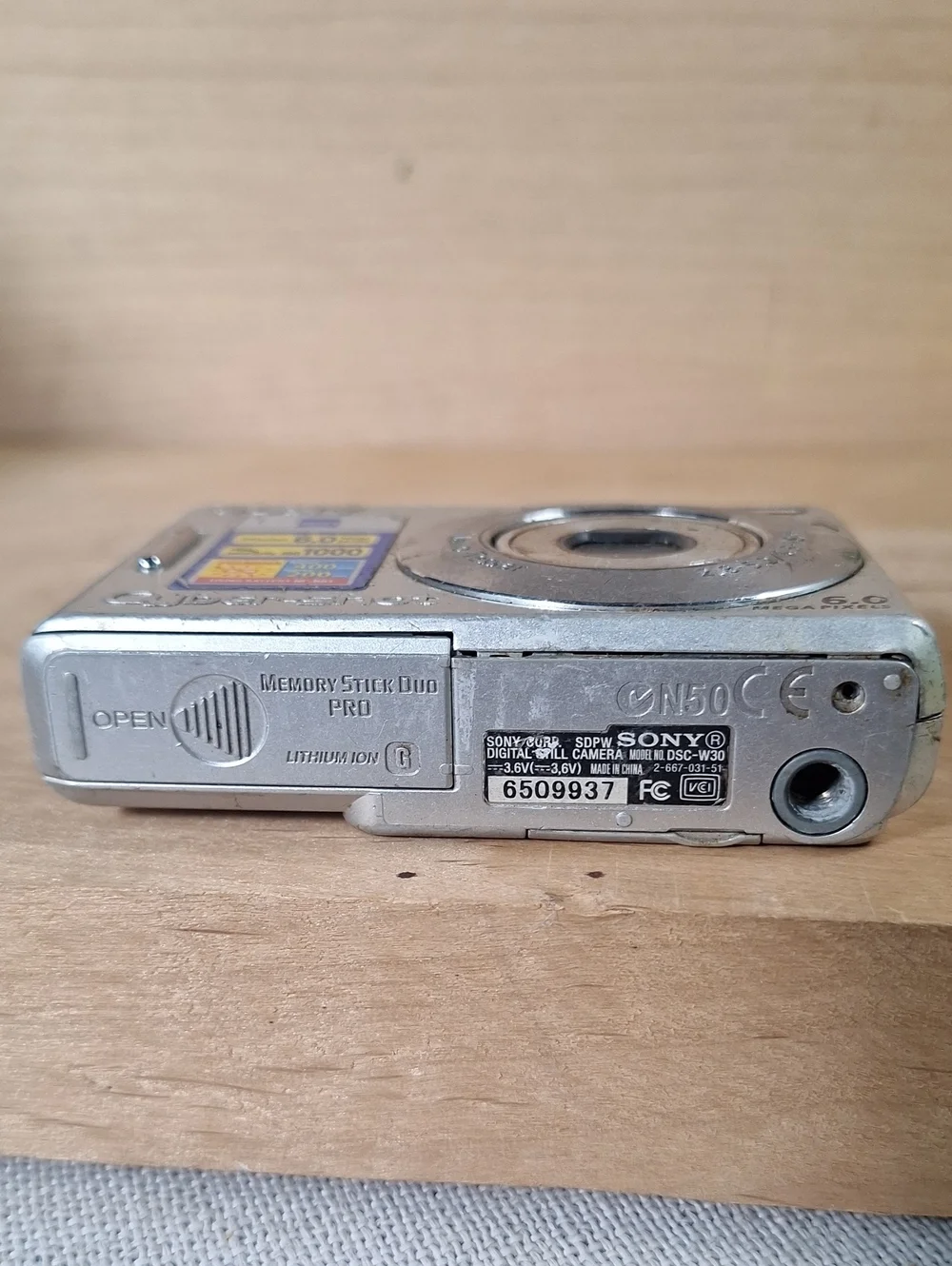 Sony Cyber-shot DSC-W30 digital camera 6.0-megapixel Sensor Selling For Parts